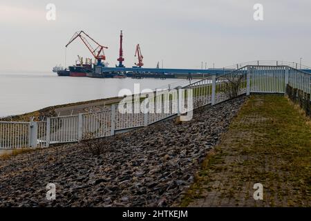 01 mars 2022, Schleswig-Holstein, Brunsbüttel: Les navires sont chargés et déchargés dans le port de Brunsbüttel. Le voisinage immédiat est en discussion comme site pour un nouveau terminal de GNL (gaz naturel liquéfié). Photo: Frank Molter/dpa Banque D'Images