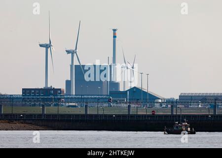 01 mars 2022, Schleswig-Holstein, Brunsbüttel: Des éoliennes se trouvent devant la centrale électrique du port de Brunsbüttel. Le voisinage immédiat est en discussion comme site pour un nouveau terminal de GNL (gaz naturel liquéfié). Photo: Frank Molter/dpa Banque D'Images