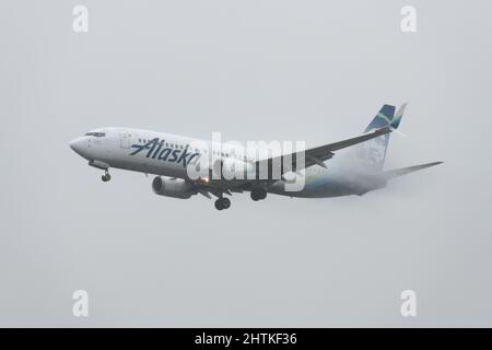 SeaTac, WA, États-Unis - 28 février 2022 ; Alaska Airlines Boeing 737-800 débarquant sous une forte pluie après un vol de Newark à Seattle Tacoma Banque D'Images