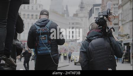 Londres, Royaume-Uni-11 06 2021 : un caméraman sur Fleet Street capturant un flux en direct de militants sur la route de Ludgate Hill, sur la route de Trafalgar Square, pour COP26. Banque D'Images