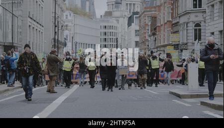 Londres, Royaume-Uni - 11 06 2021: Foule d'activistes marchant de Ludgate Hill sur Fleet Street, sur la route de Trafalgar Square, pour COP26. Banque D'Images