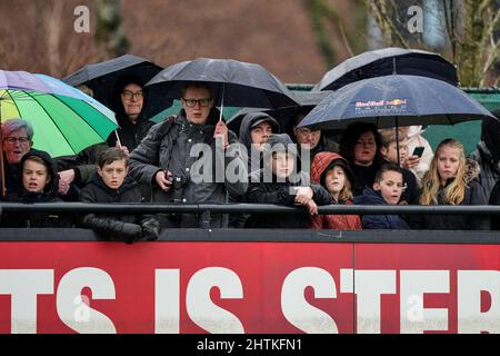 Rotterdam, pays-Bas. 01st mars 2022. Rotterdam - (l-r) fans lors de la session de formation à 1908 heures, le 1 mars 2022, à Rotterdam, aux pays-Bas. Crédit : photos Box to Box/Alamy Live News Banque D'Images