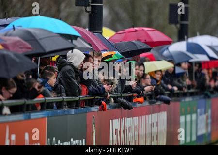 Rotterdam, pays-Bas. 01st mars 2022. Rotterdam - (l-r) fans lors de la session de formation à 1908 heures, le 1 mars 2022, à Rotterdam, aux pays-Bas. Crédit : photos Box to Box/Alamy Live News Banque D'Images