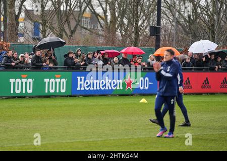 Rotterdam, pays-Bas. 01st mars 2022. Rotterdam - (l-r) fans lors de la session de formation à 1908 heures, le 1 mars 2022, à Rotterdam, aux pays-Bas. Crédit : photos Box to Box/Alamy Live News Banque D'Images
