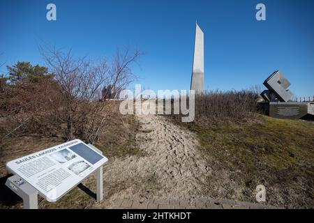 Calendrier extérieur horizontal cadran solaire sur la dune Parnidis, Nida,Curonian Spit, Lithuanie.sculpture en granit décorative. Garyroberts d'images Banque D'Images