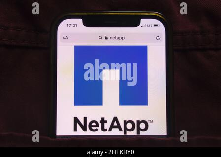 KONSKIE, POLOGNE - 27 février 2022 : logo NetApp Inc affiché sur le téléphone mobile caché dans la poche des jeans Banque D'Images