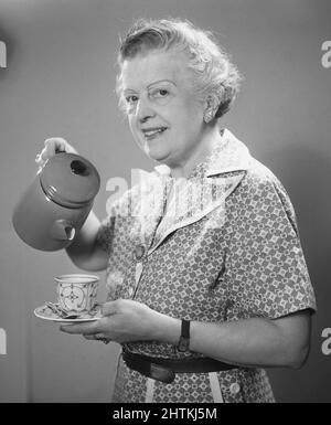 Café dans le 1960s. Une femme verse du café dans une tasse de café. Suède 1955Kristoffersson Réf. BT51-7 Banque D'Images