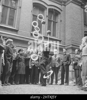 Homme talentueux en 1950s. Le réalisateur suédois Jan Lindblad, 1932-1987, était également un jongleur et un acrobate talentueux et il est ici en même temps en équilibre des balles de jonglage et d'équilibrage, tout en se tenant sur une seule jambe. Suède 1955 Kristoffersson réf. BU91-3 Banque D'Images