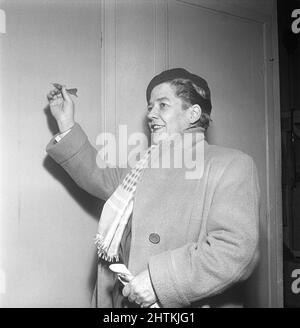 Actrice et chanteuse Kai Gullmar, 1905-1982 photographiée en lançant des fléchettes. Elle a été l'un des auteurs-compositeurs suédois les plus célèbres durant les années 1930s et 1940s. Elle a également écrit la musique dans plus de 50 films. Suède 1951 Kristoffersson Réf. BE42-3 Banque D'Images