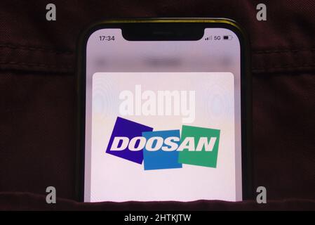 KONSKIE, POLOGNE - 27 février 2022 : logo de la société Doosan affiché sur le téléphone mobile caché dans la poche des jeans Banque D'Images