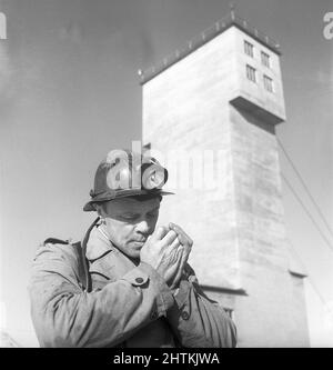 Kiruna Suède en 1950s. La mine ouverte et un mineur devant la tour que les machines de levage pour le transport des travailleurs et des machines de haut en bas de la mine. Suède 1954 Kristoffersson BP23-7 Banque D'Images