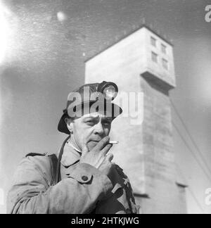 Kiruna Suède en 1950s. La mine ouverte et un mineur devant la tour que les machines de levage pour le transport des travailleurs et des machines de haut en bas de la mine. Suède 1954 Kristoffersson BP24-6 Banque D'Images