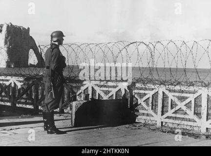 La guerre mondiale II Un soldat allemand photographié sur la côte avec la chaîne anglaise en arrière-plan. Novembre 20 1940 Banque D'Images