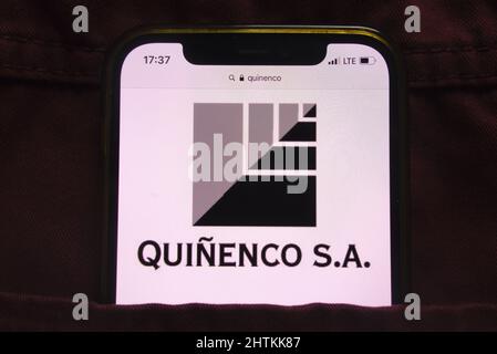 KONSKIE, POLOGNE - 27 février 2022 : logo de Quinenco sa affiché sur le téléphone mobile caché dans la poche des jeans Banque D'Images