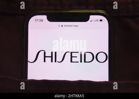 KONSKIE, POLOGNE - 27 février 2022 : logo de Shiseido Company Limited affiché sur un téléphone mobile caché dans une poche de jeans Banque D'Images