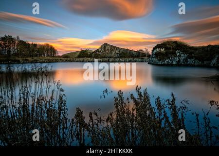 Carrière de Cawfields à Dusk Banque D'Images