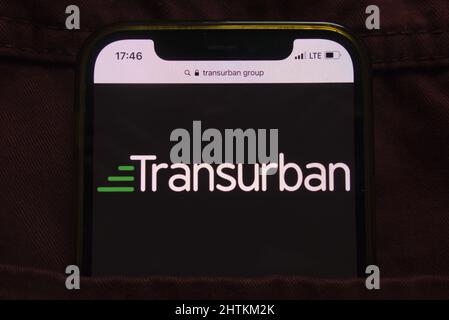 KONSKIE, POLOGNE - 27 février 2022 : logo de TransURBAN Limited affiché sur un téléphone mobile caché dans une poche de jeans Banque D'Images