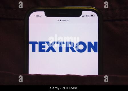 KONSKIE, POLOGNE - 27 février 2022 : logo Textron Inc affiché sur un téléphone mobile caché dans une poche de jeans Banque D'Images