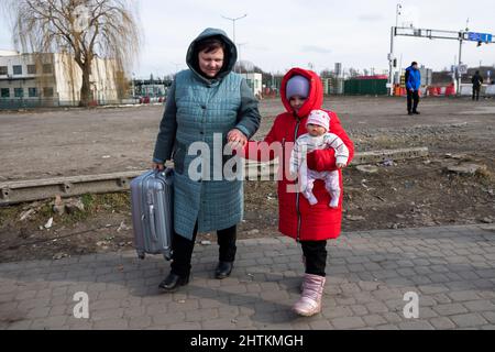 Medyka, Pologne. 01st mars 2022. Des réfugiés de guerre d'Ukraine traversent la Pologne au poste-frontière de Medyka, le mardi 1 mars 2022. L'assaut militaire de la Russie contre l'Ukraine en est maintenant à son sixième jour. Crédit : Ondrej Deml/CTK photo/Alay Live News Banque D'Images