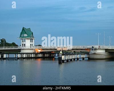 Pont Schleibrücke à Kappeln sur le Schlei au crépuscule, Schleswig-Holstein, Allemagne Banque D'Images