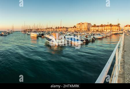 Vila Real de Santo António, Portugal - 28 juillet 2021 : vue sur le port de plaisance de Vila Real de Santo António au Portugal. Banque D'Images