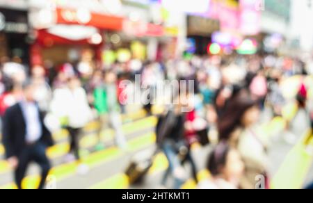 Arrière-plan abstrait défoqué d'une foule floue de personnes marchant sur le passage à Zébra - la rue surpeuplée de Nathan Road dans le centre de Hong Kong pendant la ruée h. Banque D'Images