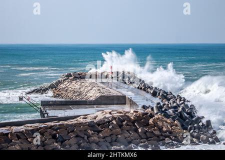 une grande vague de l'océan a frappé dans une jetée d'un quai dans une journée de tempête Banque D'Images