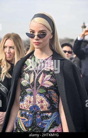 Paris, France, 1 mars 2022, Paris, France, le 1 mars 2022, Anya Taylor Joy participe au salon Dior pendant l'automne/hiver 22/23 à Paris, France, le 1 mars 2022. Photo de Julien Reynaud/APS-Medias/ABACAPRESS.COM Banque D'Images