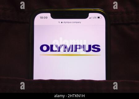 KONSKIE, POLOGNE - 27 février 2022 : logo de la société Olympus affiché sur le téléphone mobile caché dans la poche des jeans Banque D'Images