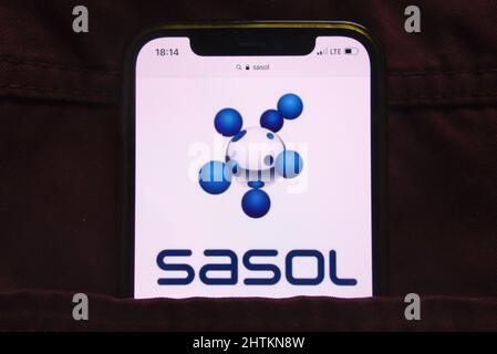 KONSKIE, POLOGNE - 27 février 2022 : logo de Sasol Limited affiché sur un téléphone mobile caché dans une poche de jeans Banque D'Images
