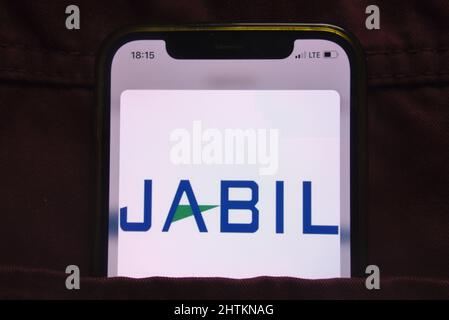KONSKIE, POLOGNE - 27 février 2022 : logo de Jabil Inc affiché sur un téléphone mobile caché dans une poche de jeans Banque D'Images
