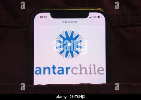KONSKIE, POLOGNE - 27 février 2022 : logo AntarChile sa affiché sur le téléphone mobile caché dans la poche des jeans Banque D'Images