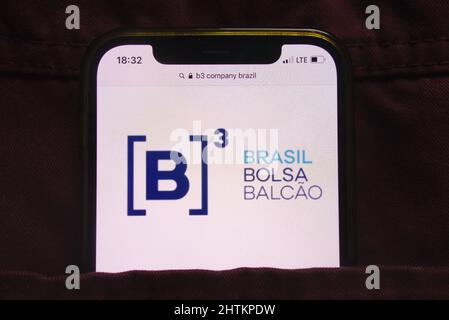 KONSKIE, POLOGNE - 27 février 2022: B3 logo de la société affiché sur le téléphone mobile caché dans la poche des jeans Banque D'Images