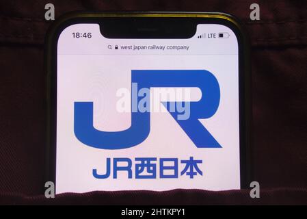 KONSKIE, POLOGNE - 27 février 2022 : logo de West Japan Railway Company affiché sur un téléphone mobile caché dans une poche de jeans Banque D'Images