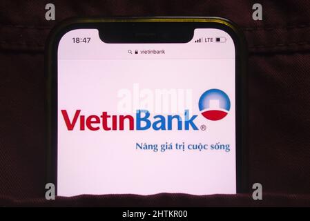 KONSKIE, POLOGNE - 27 février 2022 : logo de Viezinbank affiché sur un téléphone mobile caché dans une poche de jeans Banque D'Images