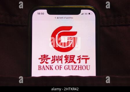 KONSKIE, POLOGNE - 27 février 2022 : logo de la Banque de Guizhou affiché sur un téléphone mobile caché dans une poche de jeans Banque D'Images