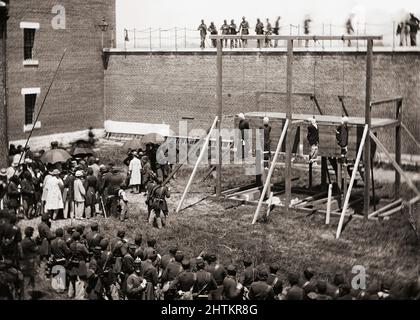 Mary Surratt, Lewis Powell, David Herold et George Atzerodt pendaient des jalets à fort McNair, Washington D.C., le 7 juillet 1865. Ils avaient été reconnus coupables de faire partie de la conspiration qui avait entraîné l'assassinat du président Abraham Lincoln par John Wilkes Booth le 14 avril 1865. Banque D'Images