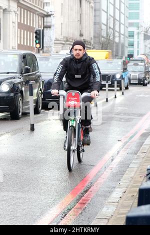 Londres, Royaume-Uni, 1st mars 2022. Les visiteurs et les navetteurs ont trouvé d'autres moyens de terminer leur voyage cet après-midi, en bus, en taxi ou en vélo, dans le cadre d'une grève de métro affectant tous les services. La grève organisée par le syndicat RMT au sujet de menaces de 600 pertes d'emplois et de réductions de pensions a fait marcher 10 000 employés pendant 24 heures. Crédit : onzième heure Photographie/Alamy Live News Banque D'Images