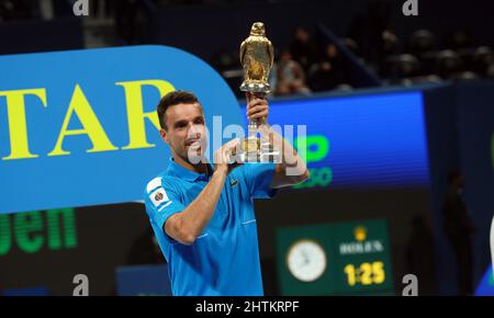 Doha, Qatar. 19th févr. 2022. Qatar ExxonMobil Open ''“ vainqueur final Bautista Agut.Qatar ExxonMobil Open final - Basilashvili vs Roberto Bautista Agut (Credit image: © Sidhik Keerantakath/Pacific Press via ZUMA Press Wire) Banque D'Images