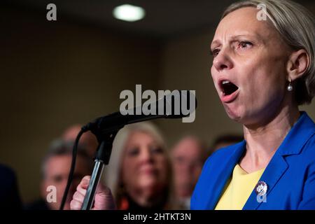 Washington, DC, États-Unis, 1 mars 2022, Le représentant des États-Unis, Victoria Spartz (républicain de l'Indiana), fait des remarques sur la situation en Ukraine et sur le prochain discours sur l'état de l'Union du président des États-Unis, Joe Biden, dans le Rayburn House Office Building à Washington, DC, le mardi 1 mars 2022. Spartz est né à Nosivka, en Ukraine. Crédit : Rod Lamkey/CNP/MediaPunch Banque D'Images
