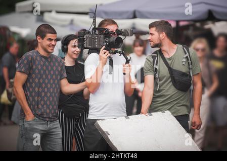 Dans les coulisses. L'équipe de tournage filme des scènes de cinéma à l'extérieur. Production de films de groupe Banque D'Images