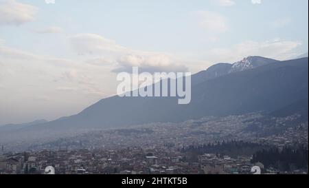 Vue aérienne de la ville et de la montagne Foggy en arrière-plan Banque D'Images