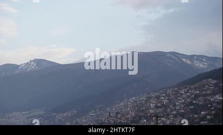 Vue sur la montagne et la ville par temps nuageux Banque D'Images