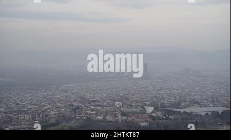 Paysage de la ville en temps de brouillard et montagnes en arrière-plan Banque D'Images