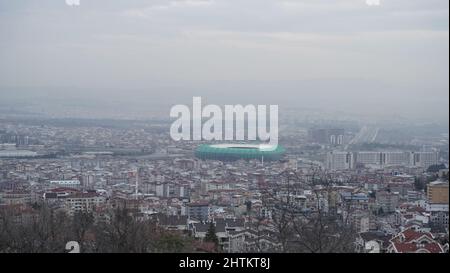 Vue sur la ville de Bursa et antenne du stade de football Banque D'Images