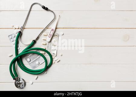 Antécédents médicaux. Beaucoup de différents médicaments comprimés ou pilules sur la table avec stéthoscope. Gros plan. Concept de pharmacie et de médecine de soins de santé Banque D'Images