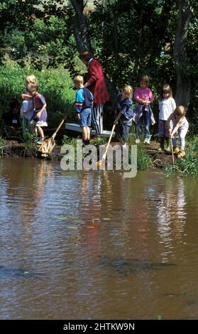 groupe d'enfants en bassin Banque D'Images