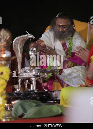 Bengaluru, Karnataka, 1 mars 2022: L'art de vivre fondateur Sri Sri Ravi Shankar effectuant des rituels à Lord Shiva pendant Rudra Puja à l'occasion du festival Maha Shivratri à Ashram à Bengaluru. Crédit : Sumit Saraswat/Alay Live News Banque D'Images