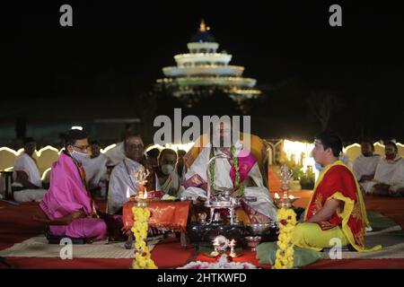 Bengaluru, Karnataka, 1 mars 2022: L'art de vivre fondateur Sri Sri Ravi Shankar effectuant des rituels à Lord Shiva pendant Rudra Puja à l'occasion du festival Maha Shivratri à Ashram à Bengaluru. Crédit : Sumit Saraswat/Alay Live News Banque D'Images