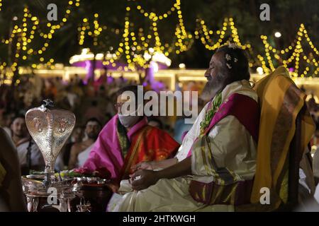 Bengaluru, Karnataka, 1 mars 2022: L'art de vivre fondateur Sri Sri Ravi Shankar effectuant des rituels à Lord Shiva pendant Rudra Puja à l'occasion du festival Maha Shivratri à Ashram à Bengaluru. Crédit : Sumit Saraswat/Alay Live News Banque D'Images